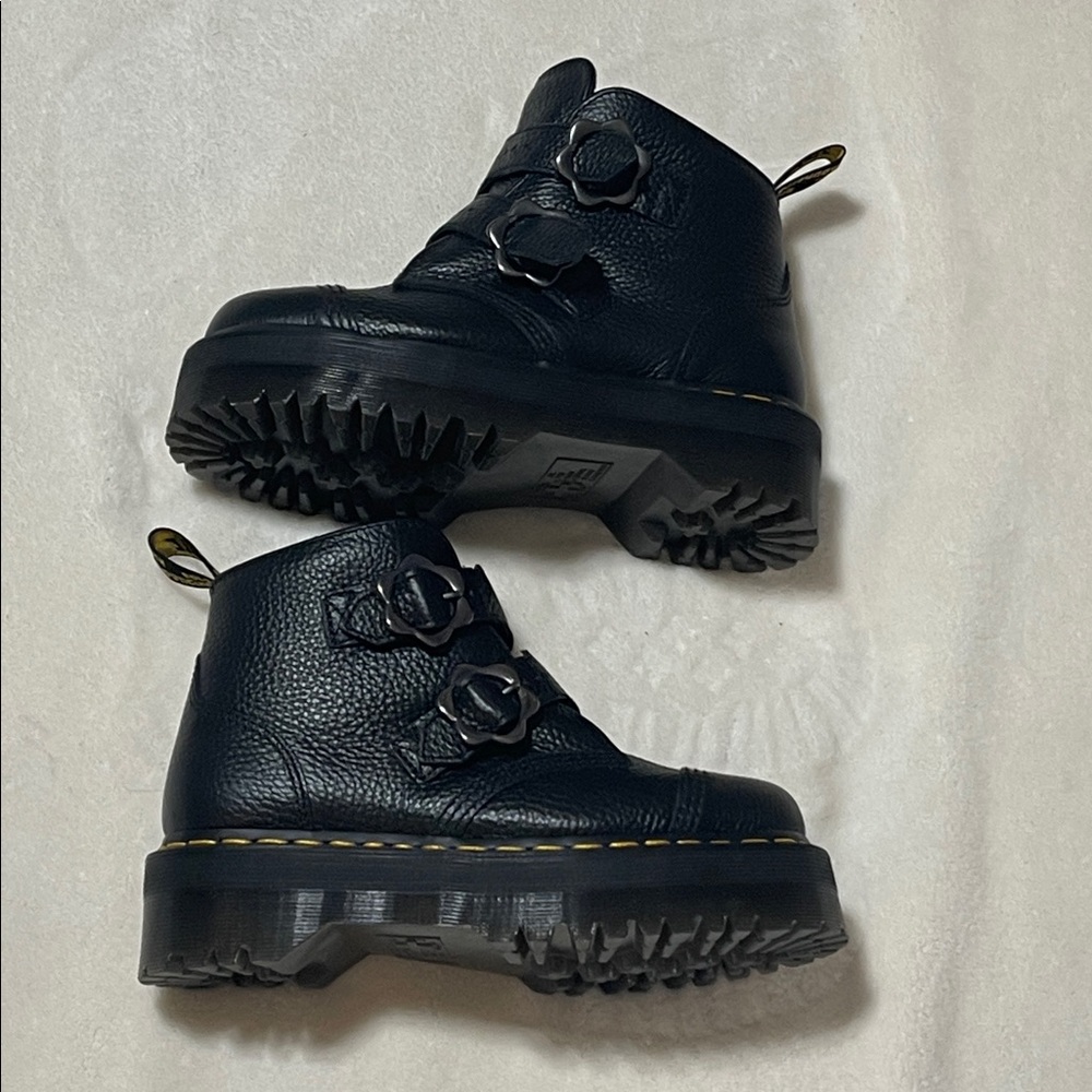 Dr Martens Devon Flower 🌺 Buckle BrandNew Size 6 Ladies